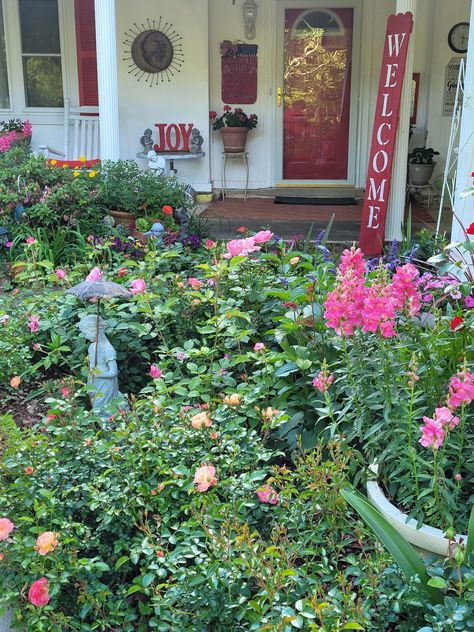 Caroline's Louisiana Garden - FineGardening Louisiana Garden Ideas, South Louisiana Landscaping, Louisiana Gardening, Louisiana Native Garden, Louisiana Fall Garden, Louisiana Vegetable Garden, Curb Appeal Landscape, Rose Campion, Colored Bubbles