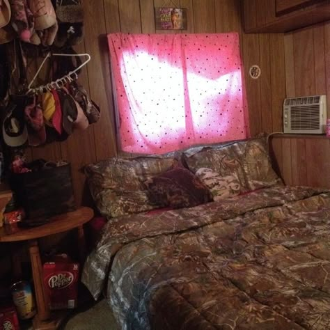 Trailer Park Bedroom Aesthetic, Trailer Park Bedroom, Trashy Bedroom, Camo Bedroom Ideas, Bedroom Ideas Country, Mobile Home Bedroom, Ugly Bedroom, Trailer Bedroom, Camo Bedroom