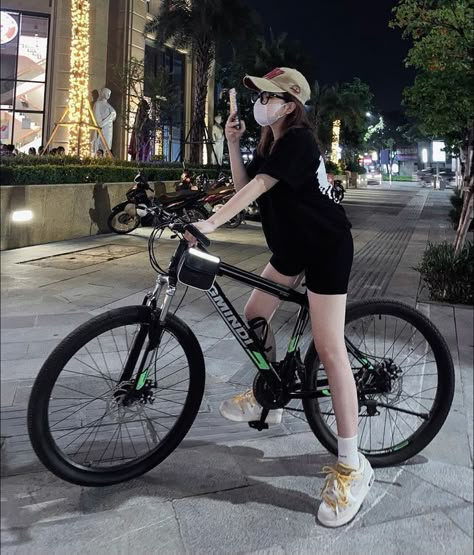 Bicycle Outfits For Women, Bike Outfits, Fashion Terms, Women Dresses Classy, Workout Motivation Women, Bicycle Girl, Korean Girl Fashion, Bike Style, Cute Comfy Outfits