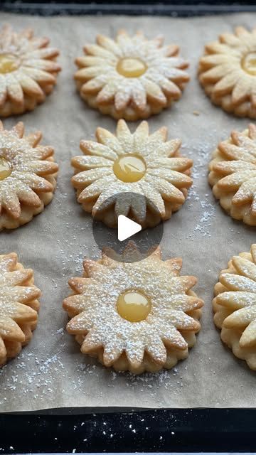 Lemon Curd Daisy Cookies, Daisy Cookies, Homemade Lemon Curd, Linzer Cookies, Easter Baking, Buttery Cookies, Cake Boss, Shaped Cookie, Lemon Curd