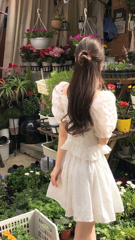 A beautiful white dress wore by a beautiful korean girl Aesthetic Dream Life, Everything Works Out For Me, Ulzzang Beauty, Ulzzang Dress, Ne Hwa, Happy Birthday Clip, Aesthetic Dream, Dream Summer, Fairy Fashion