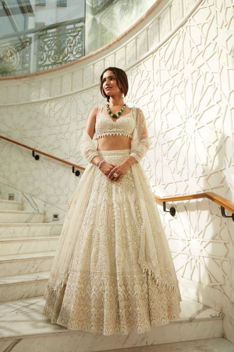 Off White Bridal Lehenga, Sangeet Outfit Bridal, White Lengha, Mehendi Outfits For Bride, Indian Bridal Party, Wedding Lenghas, Indian Fits, Indian Bride Makeup, Sangeet Outfit