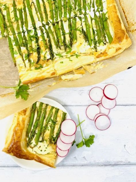 Super simple recipe for an easy asparagus tart – no fuss, no faff, just delicious puff pastry tart topped with fine asparagus and tangy mature cheddar cheese. Vegetarian Tart Recipes, Tasty Vegetarian Meals, Asparagus Tart Recipes, Vegetarian Tart, Recipe Asparagus, Easy Asparagus, Easy Asparagus Recipes, Asparagus Tart, Asparagus Seasoning