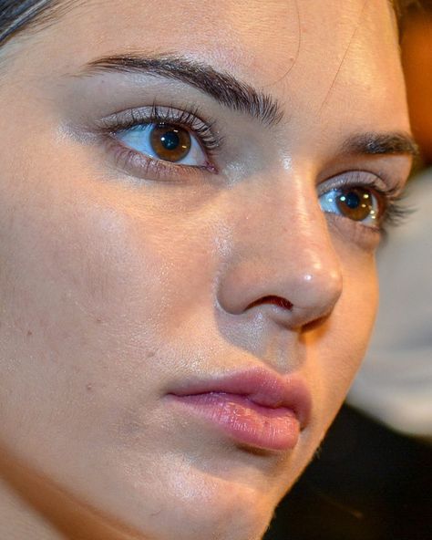 Kendall Jenner Eyes, Kendall Jenner Eyebrows, Kendall Jenner Face, Kendall Jenner Makeup, Jenner Girls, Jenner Makeup, Kylie Jenner Outfits, Nose Job, Pretty Skin