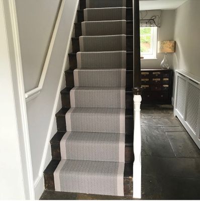 Stair Runner Black, Black Bannister, Carpet Runner On Stairs, Runner On Stairs, Herringbone Stair Runner, Grey Carpet Runner, Stairs And Hallway Ideas, Black Staircase, Landing Ideas