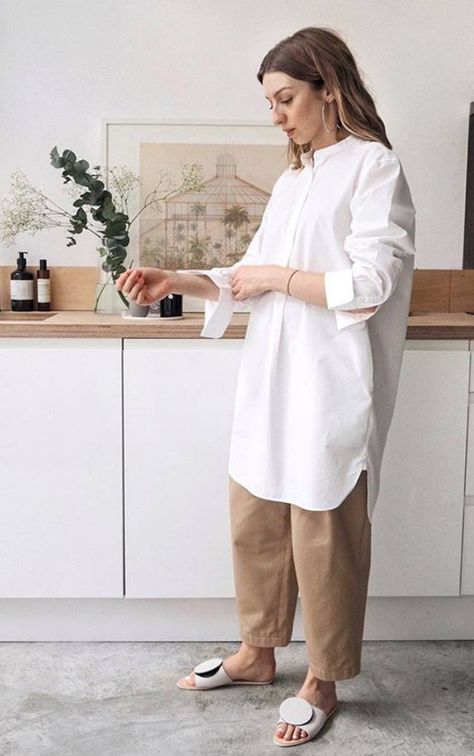 Brittany Bathgate White Slide Sandals, White Tunic Shirt, Brittany Bathgate, Beige Hose, Chic Spring Outfits, White Slides Sandals, Casual Outfits Fashion, Look Zara, White Slides