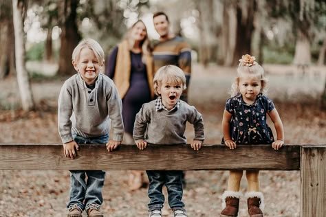 Family photoshoot Greenery family of 5 Dog in picture family outfits Jacksonville FL Alpine Groves Park Mother's Day Diy Gifts, Mothers Day Photoshoot, Mommy And Me Poses, Bed Poses, Family Session Poses, Big Family Photos, Family Photoshoot Poses, Fun Family Photos, Fall Family Portraits