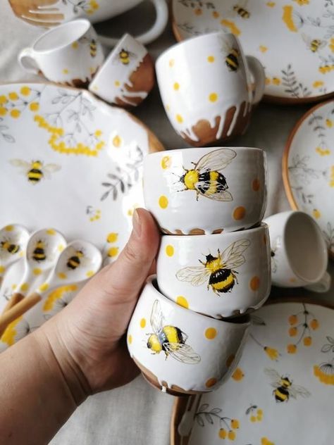 Bee Plate, Benefits Of Raw Honey, Mug Dessert, Bee Plates, Aesthetic Health, Pottery Dinnerware, Tattoo Health, Hand Painted Bowls, Pottery Painting Designs