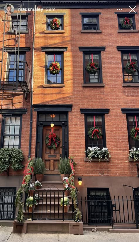 Townhouse Christmas Decor, Townhouse Christmas, Brooklyn Christmas, Christmas Street, Holiday Day, Clothes Fall, Cheap Things, Coffee Shop Design, Pretty Christmas