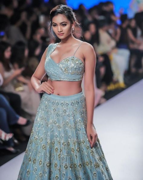 Want to flaunt that curvy body this wedding season? Stalk these one shoulder blouse designs and pick one that’s perfect to wear to your best friend’s wedding in summer. One Shoulder Blouse Designs, Shoulder Blouse Designs, Velvet Blouse Design, Choli Blouse Design, Heavy Blouse, Heavy Lehenga, Shantanu And Nikhil, Golden Blouse, Blouse Images