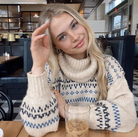 click photo for link <3 Kaley Mcpherson, Annie Walker, Daisy Calloway, 40k Followers, Winter Inspo, Old Money Style, Christmas Aesthetic, Christmas Women, Blonde Girl