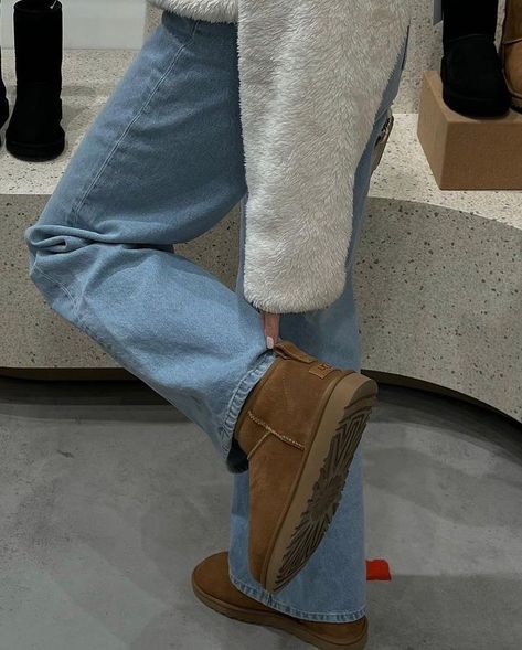 Ugh Boots, Ugg Classic Ultra Mini, Uggs Outfit, Winter Mode, Stockholm Fashion, Winter Fits, Swag Shoes, Ugg Classic, Dream Shoes