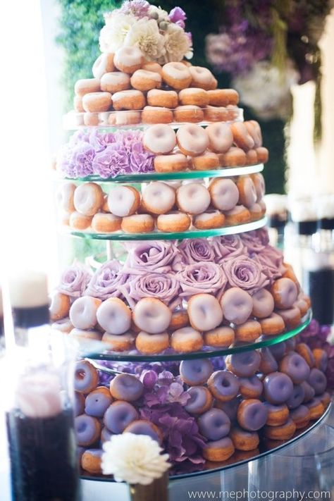 purple wedding donut cakes / http://www.himisspuff.com/wedding-donuts-displays-ideas/4/ Doughnut Wedding Cake, Donut Wedding Cake, Dessert Mini, Wedding Donuts, Wedding Cake Alternatives, Donut Bar, Torte Cupcake, Tiered Cake, Think Food