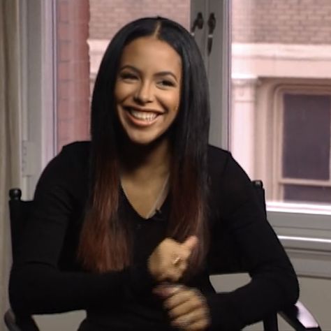 Aaliyah Rare Photos, Pretty Outfits Black Women, Aaliyah 2000's, Aaliyah Icons, Aaliyah Pfp, Aaliyah Interview, D Angelo Singer, Aaliyah Gif, Aaliyah Hairstyles