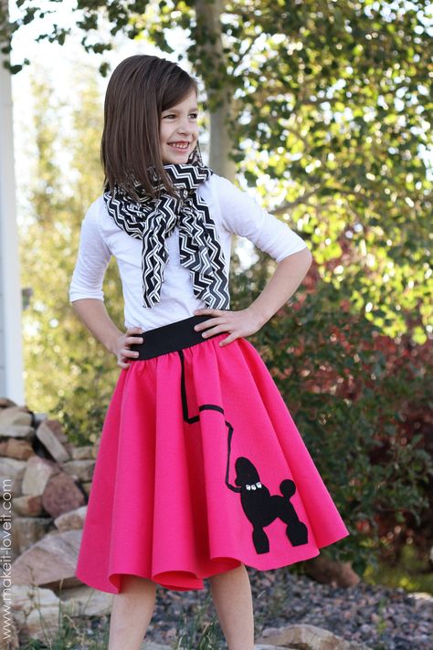 Halloween costume ideas: very low-sew poodle skirt Diy 50s Costume Women, 50s Costume Women, Kids Poodle Skirt, Sock Hop Outfits, 1950 Outfits, 50s Dance, Poodle Skirt Costume, Poodle Skirts, 50s Costume