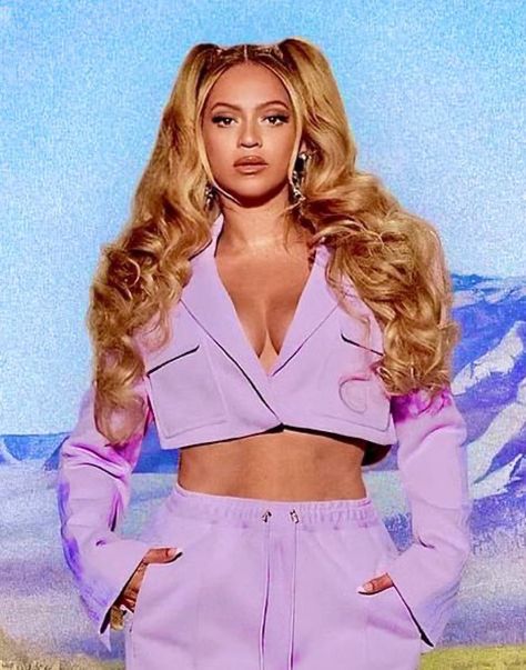 #beyonce Queen Bee Beyonce, Beyonce Outfits, Beyonce Style, Beyoncé Giselle Knowles-carter, Beyoncé Giselle Knowles, Beyonce Queen, Queen Bey, Blue Ivy, Winter Flowers