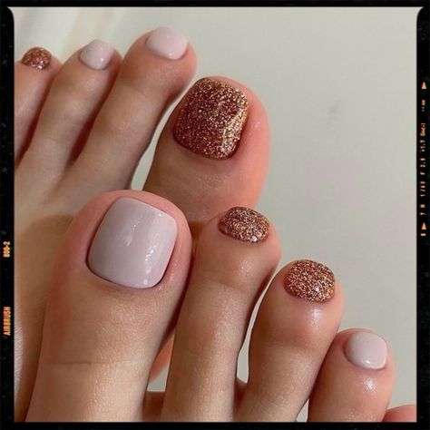 Nail Art Designs Rose Gold, Neutral Toe Nails, Gold Toe Nails, Toe Nail Art Designs, Pedicure Designs Summer, Easy Toe Nail Designs, Simple Toe Nails, Pretty Pedicures, App Filter