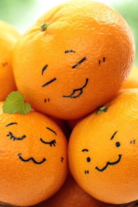 Draw on fruit! Take a orange, then Get a marker (any color... i suggest a darker color marker) and draw on it  Photo Credit: ? Pic from Google.com Funny Faces To Draw, Faces To Draw, Cafeteria Food, School Nutrition, Nutrition And Mental Health, Creative Snacks, Fruit Decorations, Drawing Faces, Food Garnishes