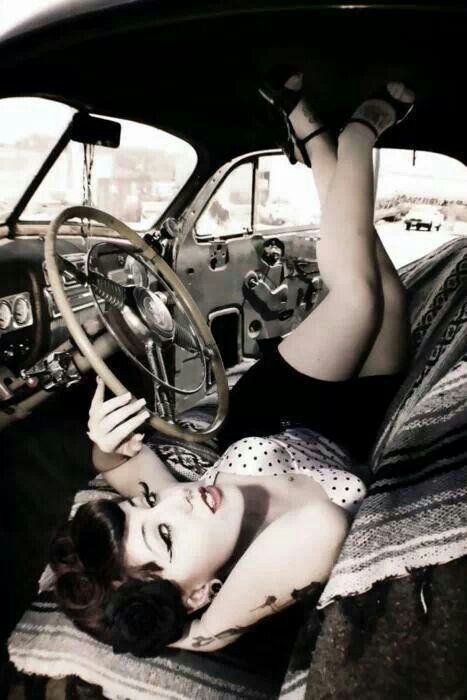 Stile Pin Up, Vintage Pin Ups, Pin Up Car, Mobil Mustang, Pinup Photoshoot, Pin Up Poses, Rockabilly Girl, Pin Up Photos, Modern Pin Up