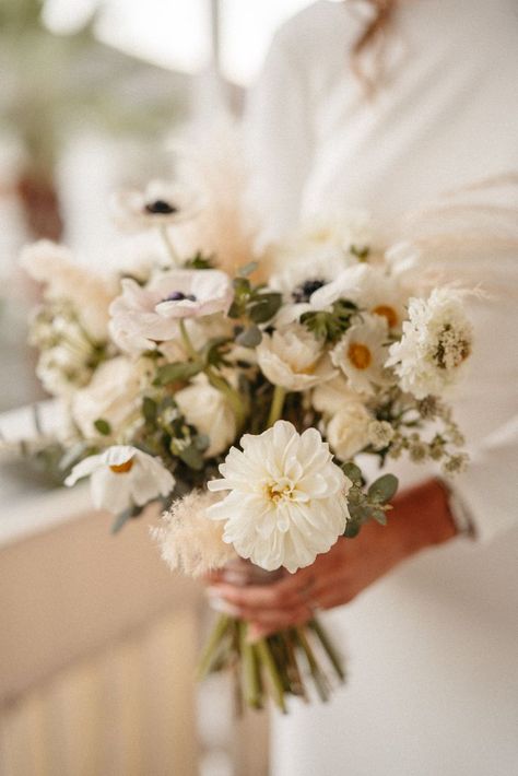 Cream Dahlia Bouquet, Simple Neutral Bouquet, Simple Neutral Wedding Bouquet, Dahlia Flower White, White Fall Bouquet Wedding, April Bouquet Wedding, Fall English Garden Wedding, Minimal White Bridesmaid Bouquet, Neutral Fall Bouquet