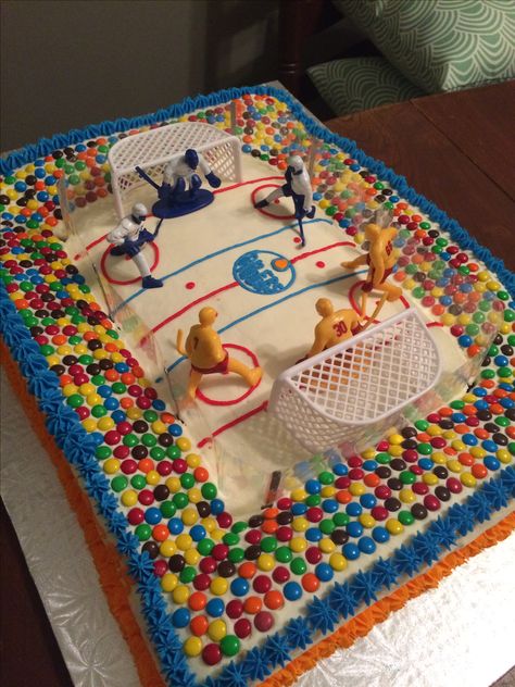 Hockey rink cake Diy Hockey Cake, Easy Hockey Cake, Hockey Themed Birthday Cake, Hockey Rink Cake, Hockey Themed Cake, Hockey Cakes For Boys, Hockey Desserts, Hockey Cake Ideas, Hockey Birthday Cake