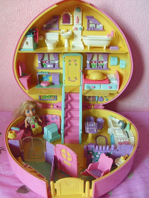 Loved Polly Pocket and rememberplaying with them at an embarrassingly old age:) funny I ended up naming my daughter Polly. Nineties Nostalgia, Polly Pockets, Ghost Of Christmas Past, 90s Toys, Learning To Drive, 90s Baby, 90s Childhood, Vintage Memory, Polly Pocket