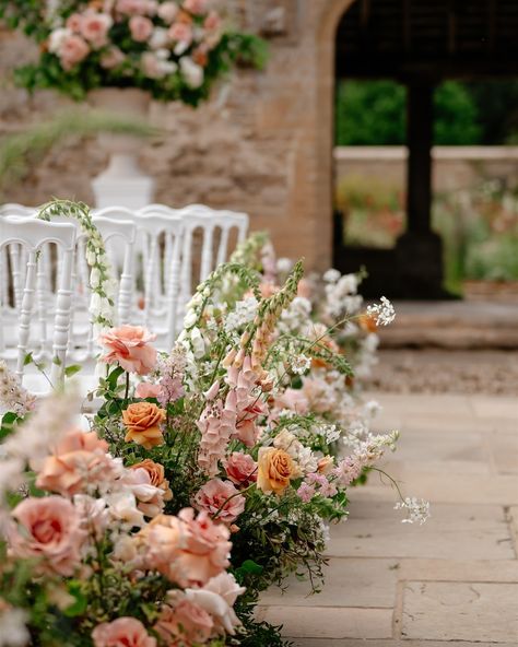 Meadows and urns for gorgeous Emilie & James @caswellhouse at the end of May. After weeks of awful weather the sun made a decisive appearance for the celebrations! Loved dreaming up this floral scheme, a juxtaposition with abundantly floral meadows and urns (we really do pack those flowers into our designs!), coupled with a paired back, sleek and elegant bouquet and reception tables (which I’ll show you another day!). Venue @caswellhouse BTS Photography @lauramarthaphotography Florals @... Meadow Wedding Bouquet, Aisle Meadow, Wedding Aisle Florals, Wedding Top Table, Wildflower Wedding Theme, Ceremony Florals, Floral Meadow, Aisle Runners, Seaside Garden