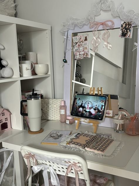 Desk Ideas Vintage, Coquette Desk, Coquette Office, Bedroom Desk, Desk Ideas, Girly Room, Ideas Vintage, Cozy Room Decor, Minimalist Room