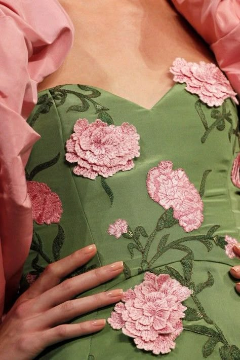 Pink And Green Dress, Cl Fashion, Couture Embroidery, Floral Fashion, Embroidery Ideas, Mode Inspiration, Fashion Details, Beautiful Outfits, Flower Power