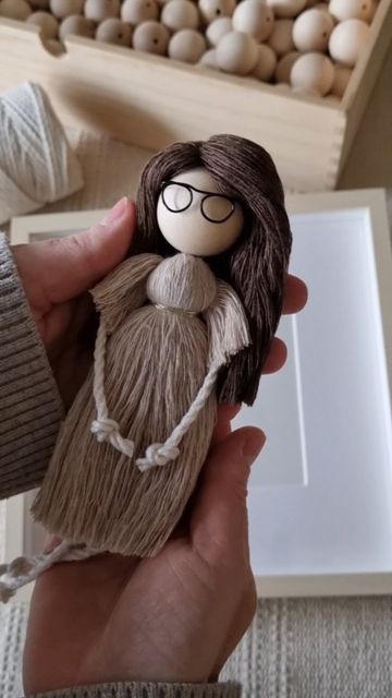 Diy Macrame Doll Tutorial, Macrame Doll Hair, Macrame Family, Macrame Family Dolls Tutorial, Macrame Couple Doll, Macrame Doll In Frame, Macrame Dolls, Diy Christmas Angel Ornaments, Dolls Handmade Diy