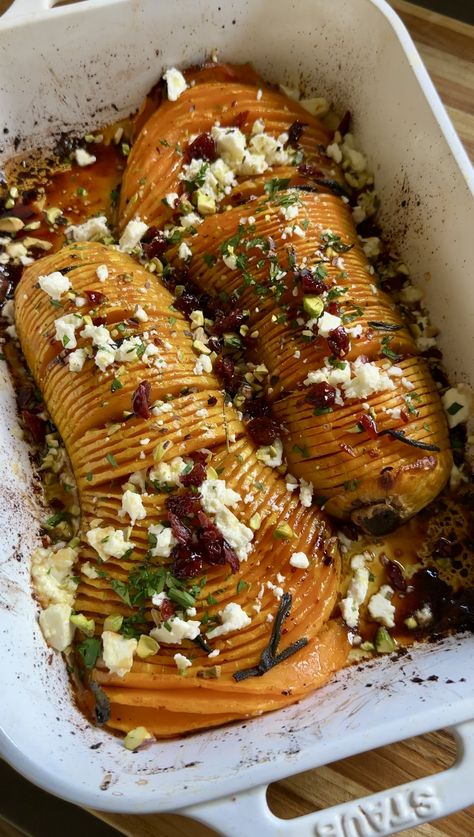 hasselback butternut squash with feta Winter Squash Side Dish Recipes, Butternut Squash Holiday Recipes, Healthy Dinner Food Ideas, Butternut Side Dish Recipes, Butternut Squash Side Recipes, Hasselback Butternut Squash Recipes, Butternut Squash Hasselback, Squash Recipes For Thanksgiving, Orange Squash Recipes