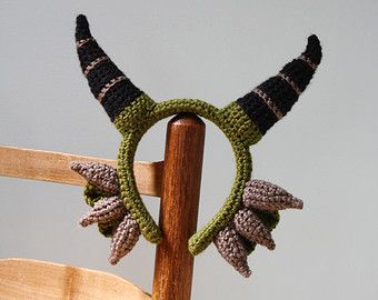 Browse unique items from MaryOriginals on Etsy, a global marketplace of handmade, vintage and creative goods. Dragon Headband, Horn Headpiece, Cosplay Hair Accessories, Dragon Horns, Bandeau Au Crochet, Horn Headband, Dragon Costume, Crochet Bee, Cosplay Hair