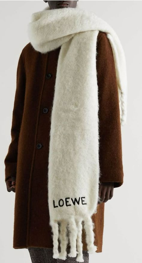 Big Wool Scarf, Scarf Trends 2023, Loewe Scarf Outfit, Big Scarf Aesthetic, Big Scarf Outfit, Scarf 2023, Loewe Scarf, Big Scarves, Scarf Aesthetic