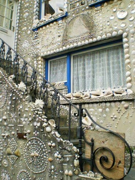 I want this on my house by the beach Polperro Cornwall, Art Coquillage, Shell House, Shell Mosaic, West England, Casa Country, She Sells Seashells, Mermaid Inspired, Shell Decor