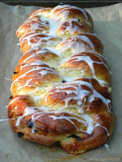 Brioche Braid, Ostara Desserts, Christmas Stollen Recipe, Stollen Bread, Vienna Bread, Austrian Desserts, Christmas Stollen, Stollen Recipe, Hanukkah Dinner