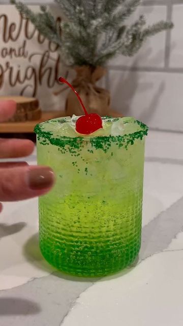 Grinch Cocktail, Christmas Gift Exchange Ideas, Christmas Themed Drinks, Christmas Themed Cocktails, Grinch Drink, Gift Exchange Ideas, Xmas Drinks, Christmas Drinks Alcohol Recipes, Christmas Drinks Recipes