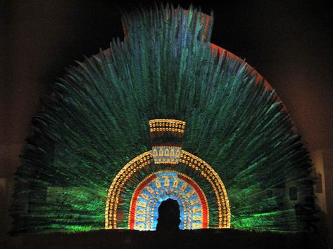 Replica of Moctezuma's headdress at the Museo Nacional de Antropología in Mexico City Aztec Artifacts, Moctezuma Ii, Aztec Headdress, Aztec Emperor, Ancient Aztecs, Aztec Culture, Montezuma, Feather Headdress, Feather Art