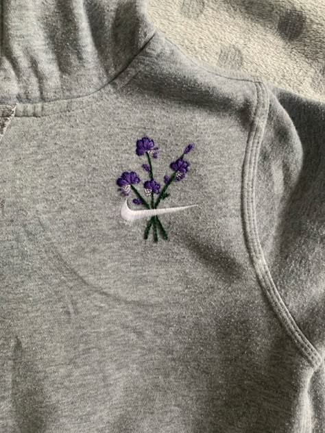 Simple Embroidery Designs Hoodie, Simple Hoodie Embroidery, Nike Flower Embroidery Sweatshirt, Grey Sweatshirt Embroidery, Shirt Flower Embroidery, Nike Hoodie Embroidery, Hoodies Embroidery Designs, Embroidery Hoodies Inspiration, Cute Embroidered Hoodies