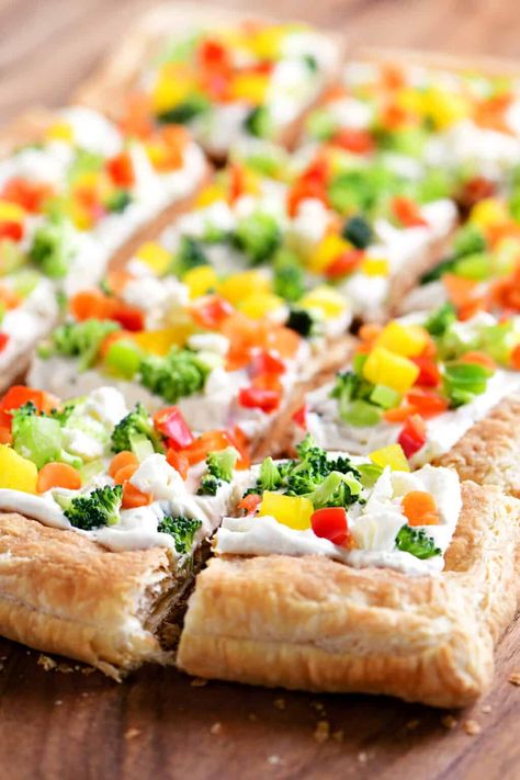 Creamy Ranch Veggie Pizza, Puff Pastry Veggie Pizza, Cold Veggie Pizza, Veggie Pizza Recipe, Crunchy Veggies, Cream Cheese Wontons, Gunny Sack, Bacon Pizza, Poppers Recipe