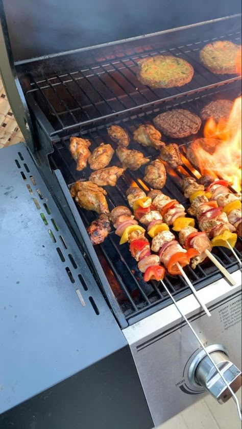 Barbecue Snapchat Story, Bbq Video, Barbecue Dinner, Kebab Recipes, Sleepover Food, Campfire Food, Healthy Lifestyle Food, Barbecue Recipes, Food Chicken