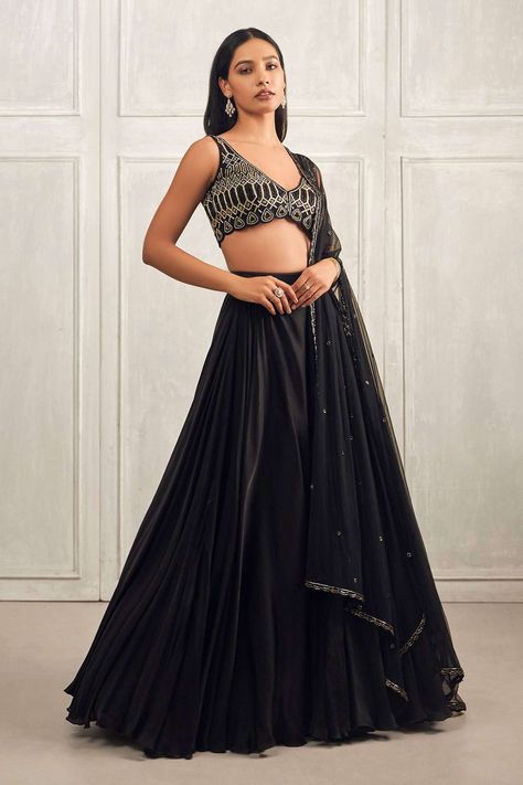 Ethnic Crop Top, Skirt With Blouse, Ritika Mirchandani, Plazo Designs, Lengha Blouse Designs, Indian Bridesmaid Dresses, Trendy Outfits Indian, Black Lehenga, Scallop Border