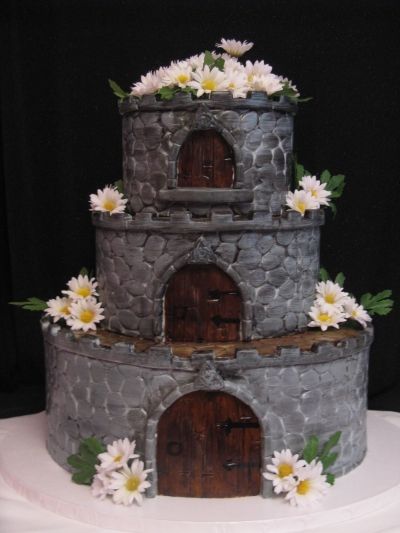 tristan et iseult By mapuce on CakeCentral.com Medieval Wedding Theme, Castle Wedding Cake, Gothic Fairytale, Cake Fancy, Cake Paris, Wedding Castle, Dragon Wedding, Geeky Wedding, Diy Wedding Cake