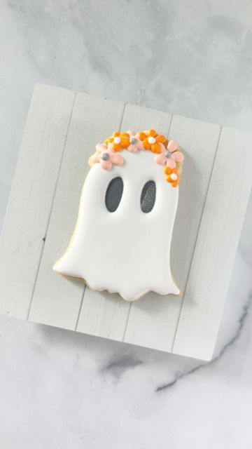 the sugary cookie LLC | morgan on Instagram: "Groovy boho B O O #ghostcookies #halloweencookies #bohohalloween #floralghost #groovyghost #cookievideo #cookievideos #halloweencookies🎃👻 #halloweenvidoes #halloweentreats #homebaker #thesugarycookie #nashvillebaker #nashvillebakery" Groovy Halloween Cookies, Ghost Sugar Cookies, Disco Halloween, Cookies Fall, Cookies Halloween, Baby Binky, Boho Halloween, Ghost Cookies, Cookie Videos