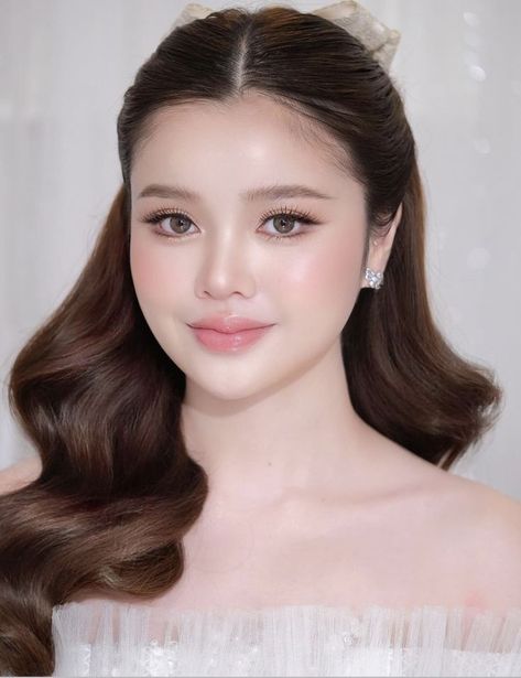 Light Makeup Looks For Graduation, Graduation Pic Hairstyle, Makeup Graduation Ideas, Graduation Looks Makeup, Thai Style Makeup, Graduation Pic Makeup, Korean Graduation Makeup, Graduation Hairstyles Medium Hair, Thai Makeup Looks Wedding