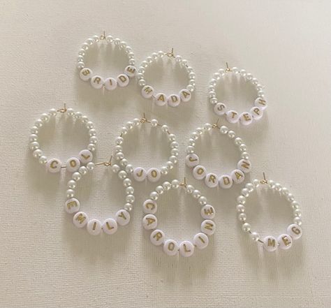 Charms For Wine Glasses, Pearl Champagne Glasses, Pearls Bachelorette Party, Wine Charms Diy, Wine Glass Rings, Ring Bachelorette Party, Bridal Shower White, Pearl Baby Shower, Pearl Bridal Shower