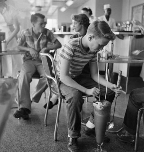 1950s Aesthetic, 50s Aesthetic, Robert Doisneau, Lincoln Nebraska, Va Va Voom, Shooting Photo, White Photos, Vintage Life, Vintage Stuff