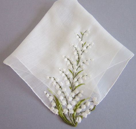 Hand Embroidered Handkerchief, Handkerchief Embroidery, Háčkované Lemy, Embroidered Handkerchief, Hand Embroidery Flowers, Pola Sulam, Brazilian Embroidery, Embroidery Designs Fashion, Handwork Embroidery Design