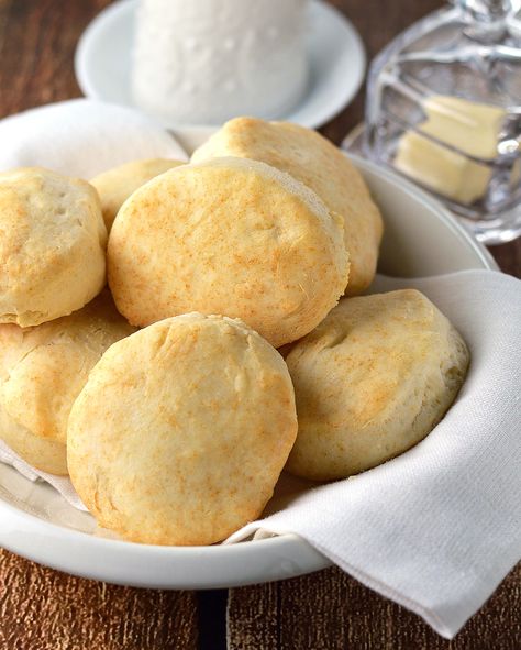 These soft and fluffy biscuits are so easy to make and only have 5 ingredients. Inspired by company's coming, perfected by my mom! Mayonnaise Biscuits, Southern Biscuits, Yummy Biscuits, Biscuit Rolls, Biscuits Easy, Miracle Whip, Homemade Biscuits, Bread Rolls, Biscuit Recipe