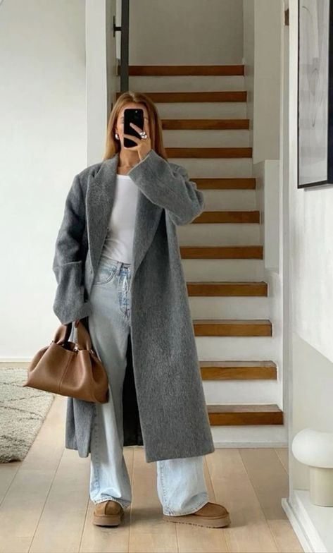 Gray Coat Outfit Casual, Gray Trench Coat Outfit, Light Grey Coat Outfit, Long Grey Coat Outfit, Grey Coat Outfit, Winter Inspo Outfits, Wool Coat Outfit, Classy Fashion Style, Coat Outfit Casual