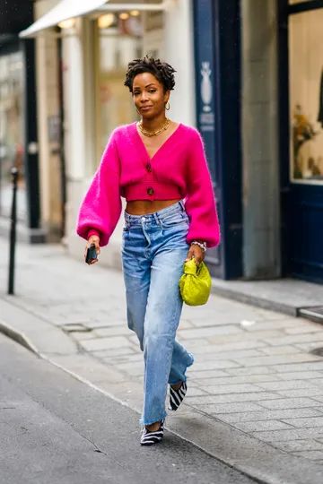 Vogue’s Definitive 11-Step Guide To Buying Jeans | British Vogue Pink Cardigan Outfit, Outfits Colorful, Sarah Harris, Best Cardigans, Cardigan Outfit, Botas Chelsea, Buy Jeans, Jeans Outfits, Tapered Leg Jeans